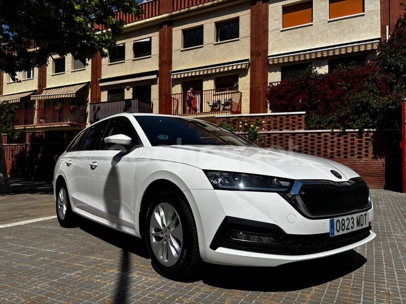 Blanco Usado 2023 Skoda Octavia Active Familiar | 20.900 € (Buen precio) - Imagen 1/4