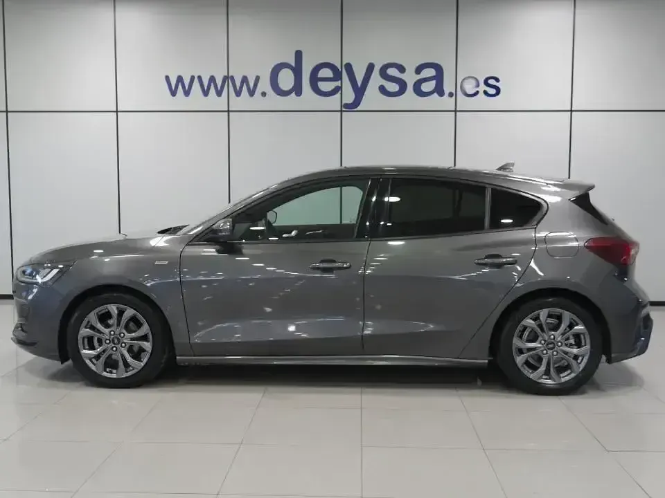 Käytetty Ford Focus ST-Line 155 HP (114 kW) 2023 Harmaa Sedan