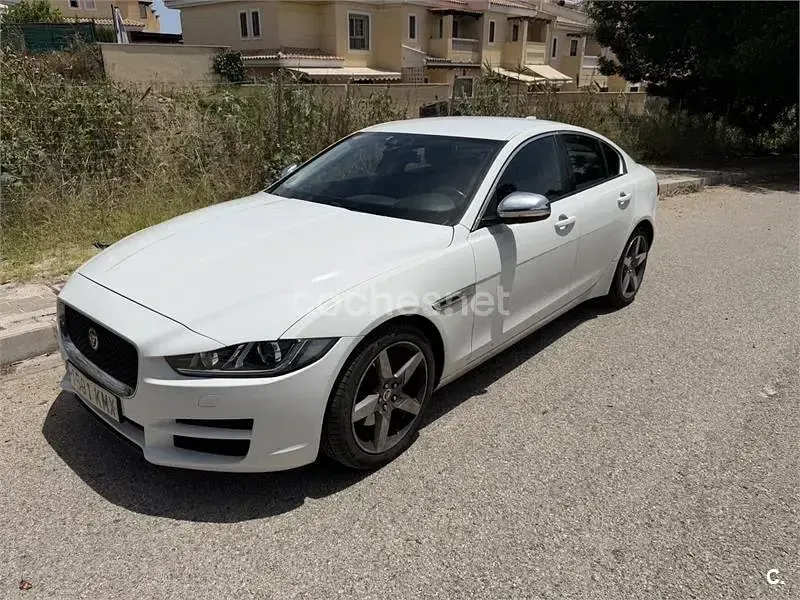 Usado Jaguar XE R-Sport 180 CV (132 kW) 2018 Blanco Berlina