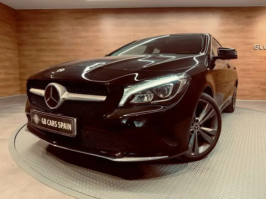 Usado Mercedes CLA200 Shooting Brake 136 CV (100 kW) 2018 Negro Familiar