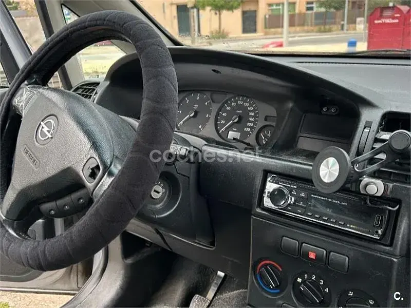 Usado Opel Zafira Elegance 100 CV (73 kW) 2002 Gris / plata Monovolumen