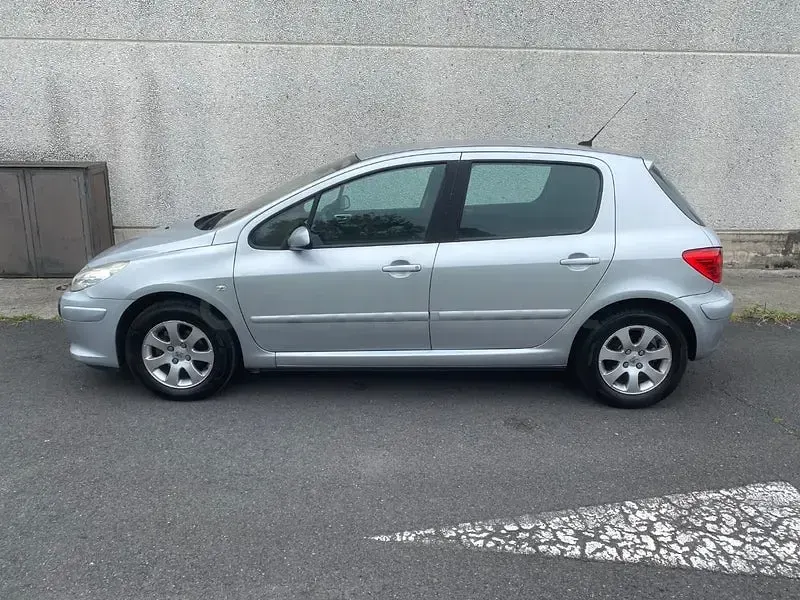 Usado Peugeot 307 90 CV (66 kW) 2007 Gris / plata Berlina