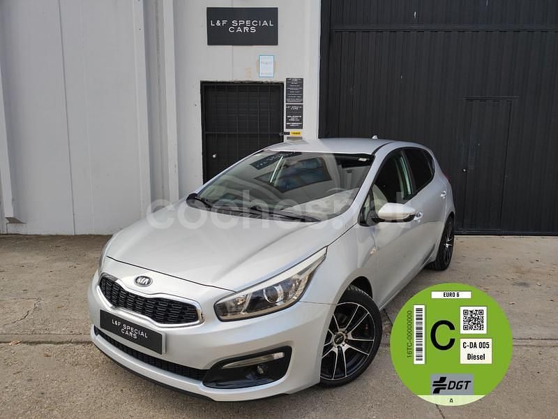 Usado Kia Ceed GT 90 CV (66 kW) 2016 Gris / plata Berlina