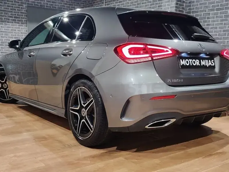 Usado Mercedes A180 116 CV (85 kW) 2021 Gris / plata Berlina