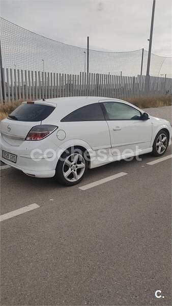 Blanco Usado 2010 Opel Astra GTC Sport Berlina | 4000 € (Precio justo) - Imagen 1/4