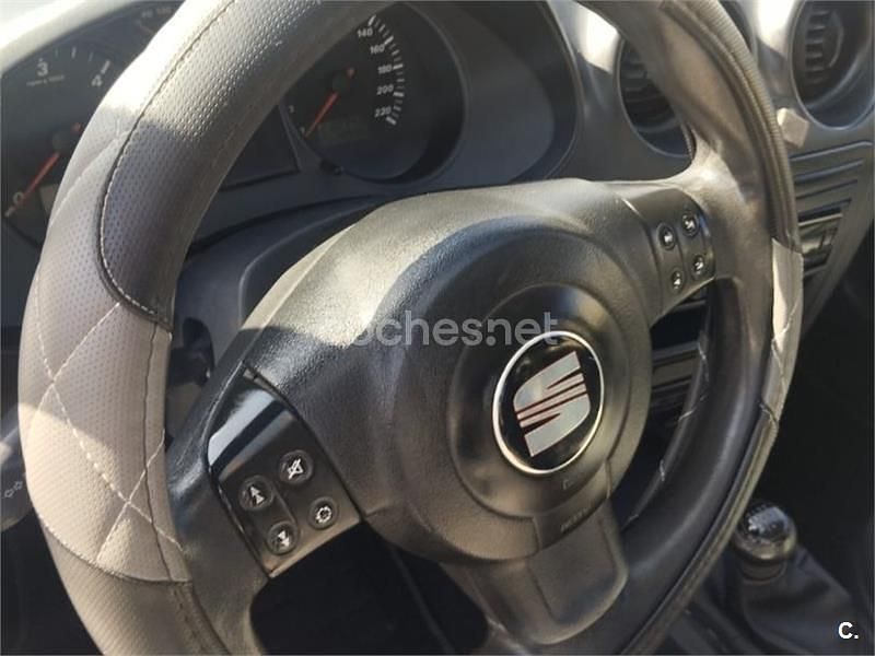 Usado Seat Ibiza Reference 75 CV (55 kW) 2005 Gris / plata Berlina