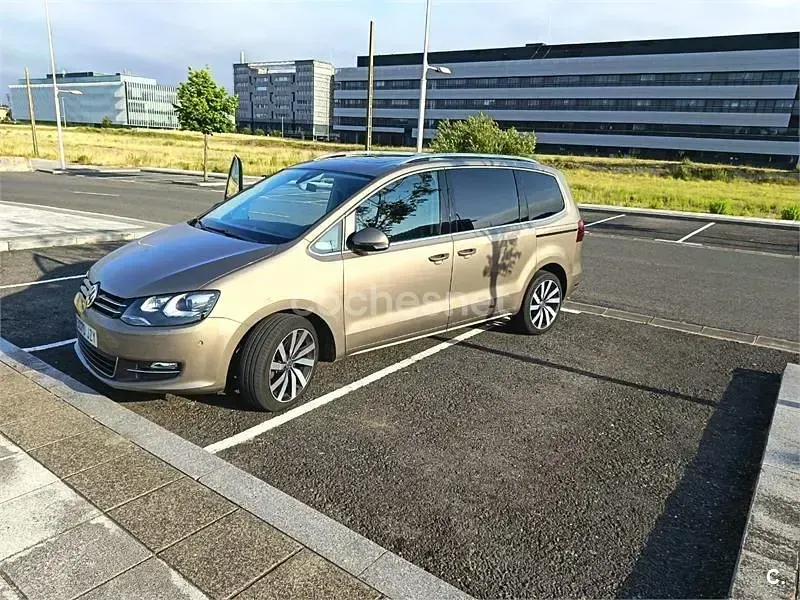 Usado VW Sharan Sportline 184 CV (135 kW) 2017 Marrón Monovolumen