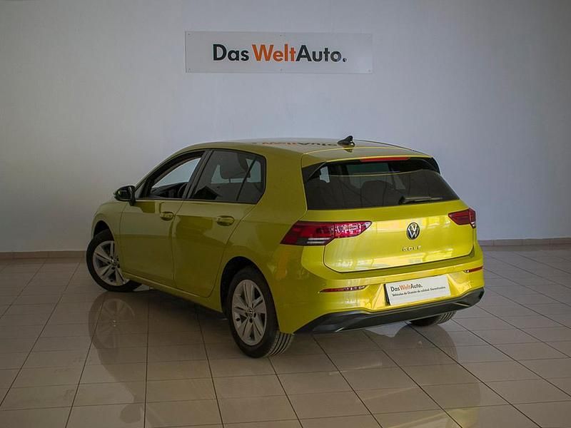 Usado VW Golf VIII Life 130 CV (95 kW) 2020 Verde Berlina