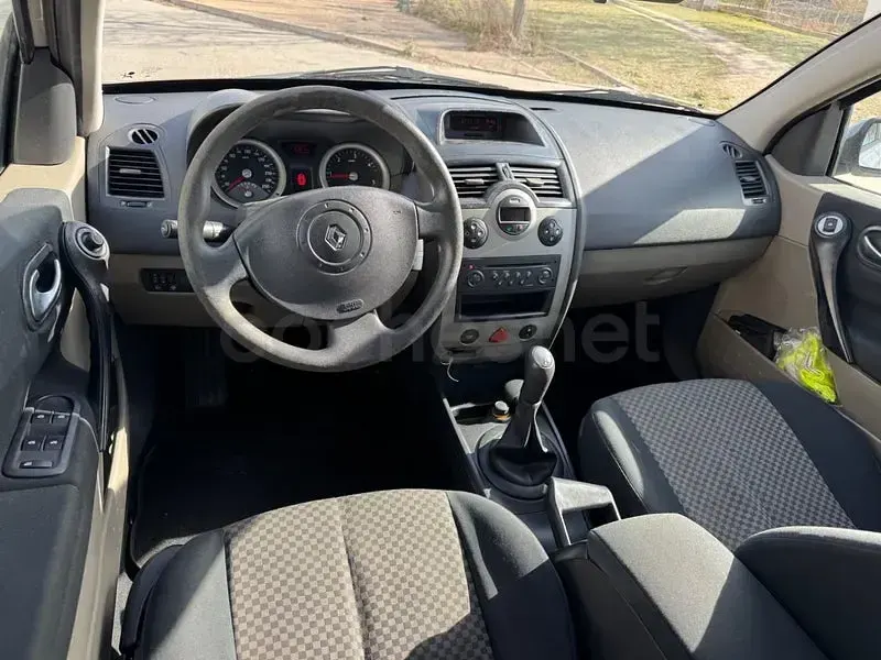 Usado Renault Mégane Dynamique 105 CV (77 kW) 2006 Gris / plata Berlina
