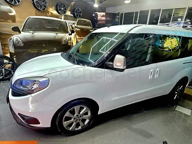 Usado Fiat Doblò Easy 120 CV (88 kW) 2016 Blanco Monovolumen