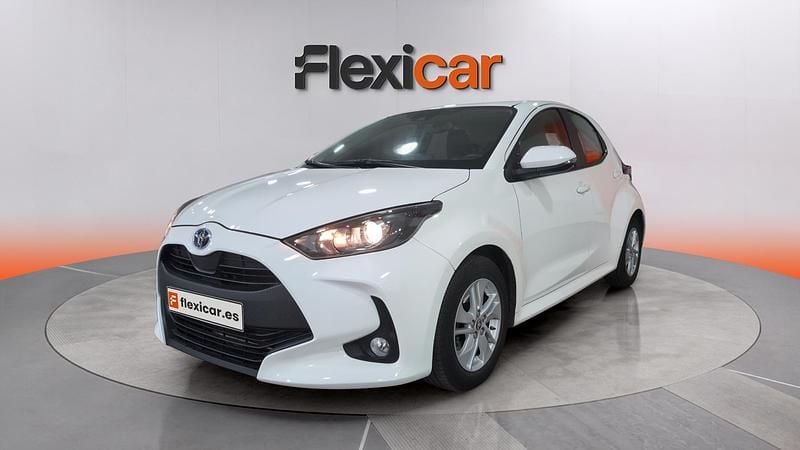 Usado Toyota Yaris Hybrid Active 116 CV (85 kW) 2022 Blanco Berlina