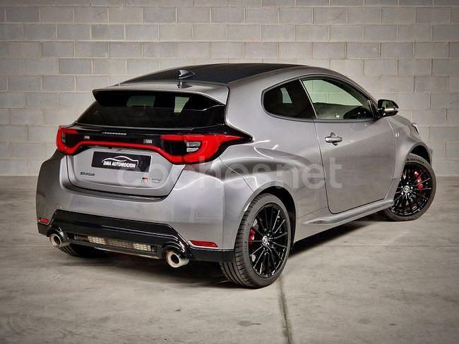 Usado Toyota Yaris 276 CV (202 kW) 2024 Gris / plata Berlina