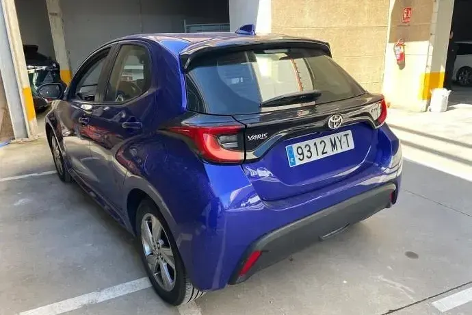 Usado Toyota Yaris Hybrid Active 116 CV (85 kW) 2025 Azul Utilitario