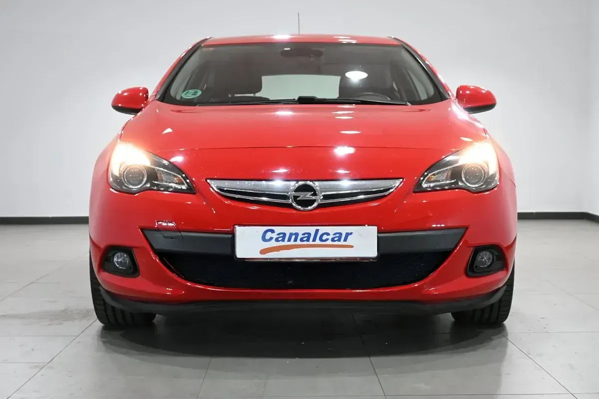 Usado Opel Astra GTC Selective 140 CV (102 kW) 2015 Rojo Utilitario