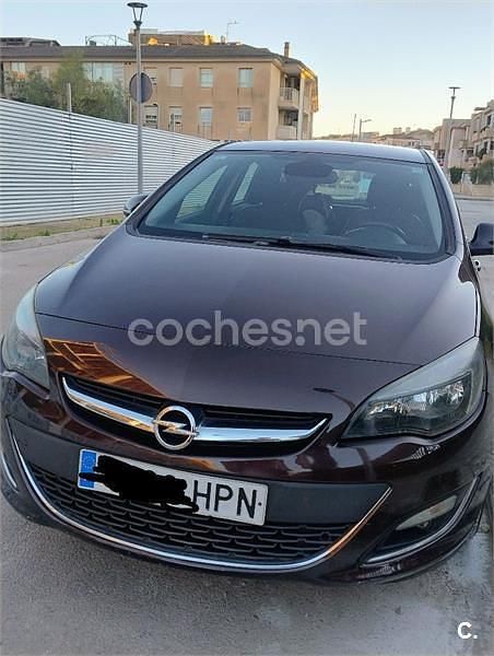 Usado Opel Astra Excellence 130 CV (95 kW) 2013 Marrón Berlina