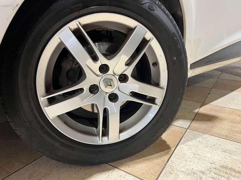 Usado Renault Clio IV Dynamique 75 CV (55 kW) 2013 Blanco Utilitario