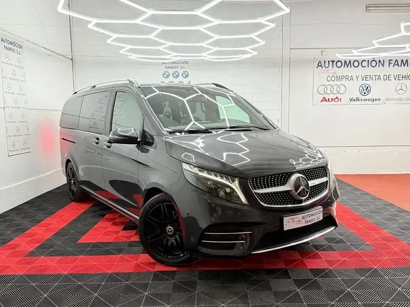 Usado Mercedes V300 Avantgarde 239 CV (175 kW) 2023 Gris / plata Monovolumen