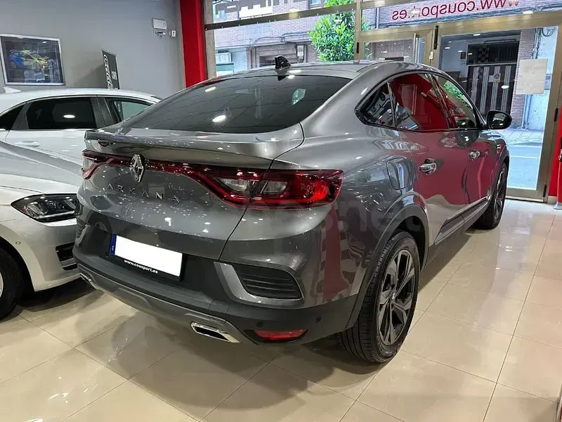 Usado Renault Arkana RS Line 140 CV (102 kW) 2023 Gris / plata SUV