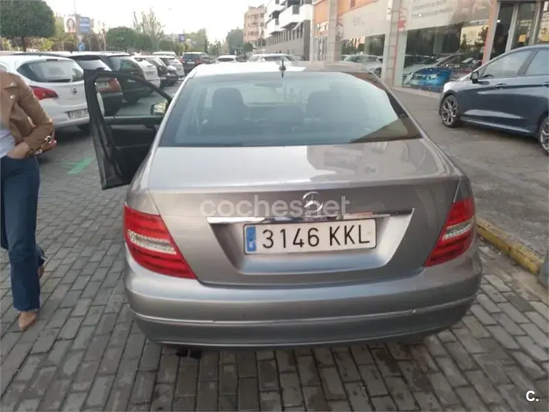 Usado Mercedes C200 Avantgarde 136 CV (100 kW) 2011 Gris / plata Berlina