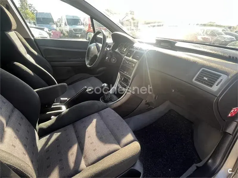 Usado Peugeot 307 90 CV (66 kW) 2003 Gris / plata Familiar