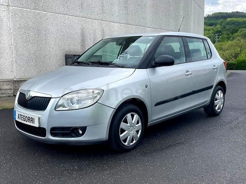 Usado Skoda Fabia Style 80 CV (58 kW) 2009 Gris / plata Berlina