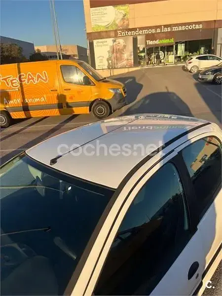 Usado Peugeot 206 70 CV (51 kW) 2004 Blanco Berlina