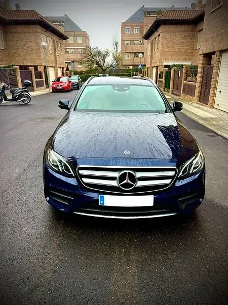 Usado Mercedes E220 194 CV (142 kW) 2019 Azul Familiar