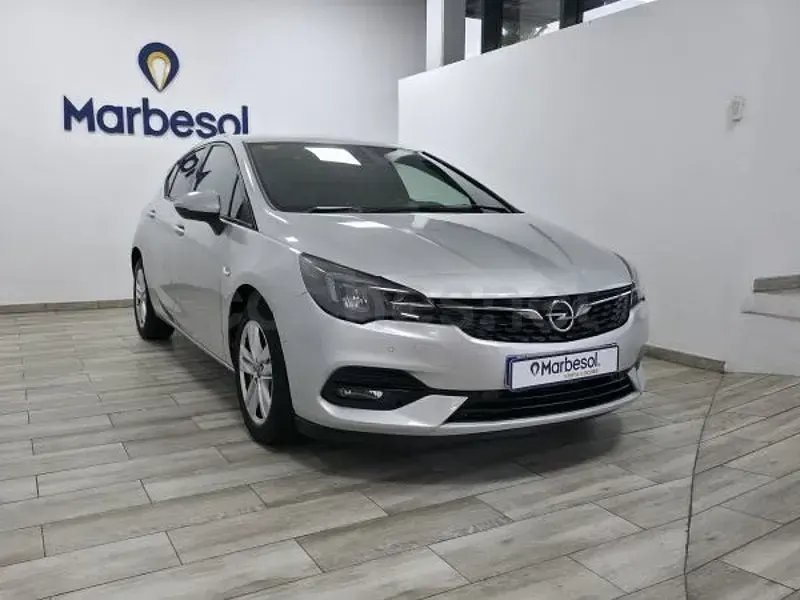 Usado Opel Astra Selective 105 CV (77 kW) 2020 Gris / plata Berlina