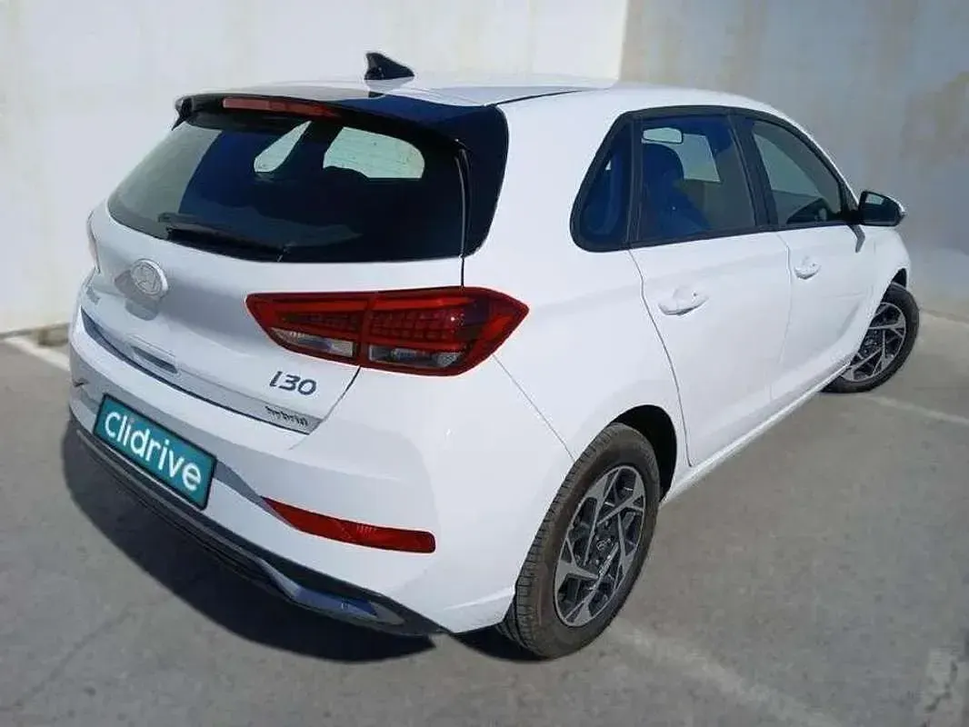Usado Hyundai i30 101 CV (74 kW) 2025 Blanco Berlina