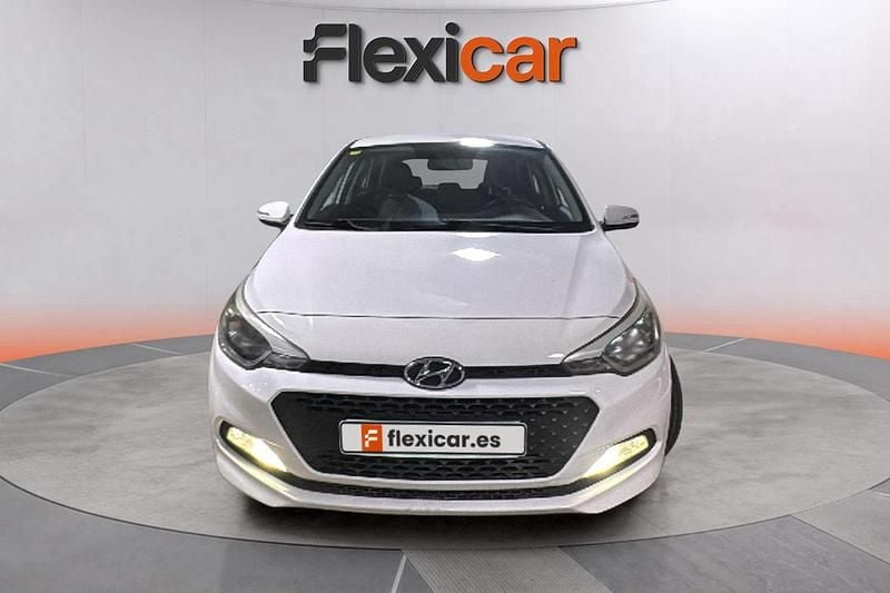 Blanco Usado 2015 Hyundai i20 Berlina | 10.990 € (Precio justo) - Imagen 1/4