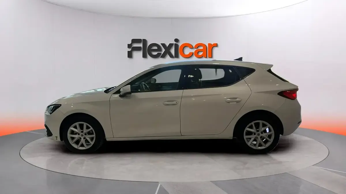 Usado Seat Leon Reference 116 CV (85 kW) 2022 Blanco Berlina