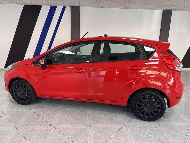 Usado Ford Fiesta Trend 95 CV (69 kW) 2013 Rojo Utilitario