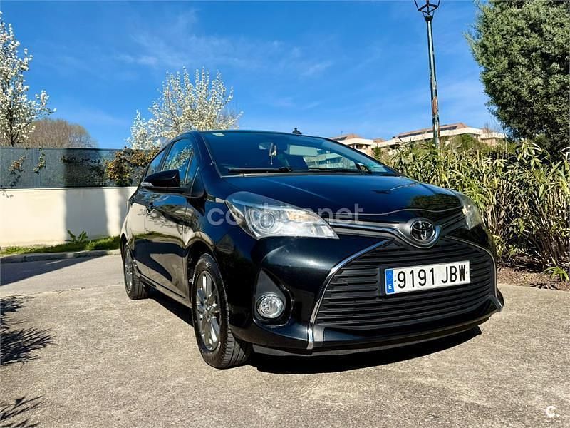 Usado Toyota Yaris Active 99 CV (72 kW) 2014 Negro Utilitario