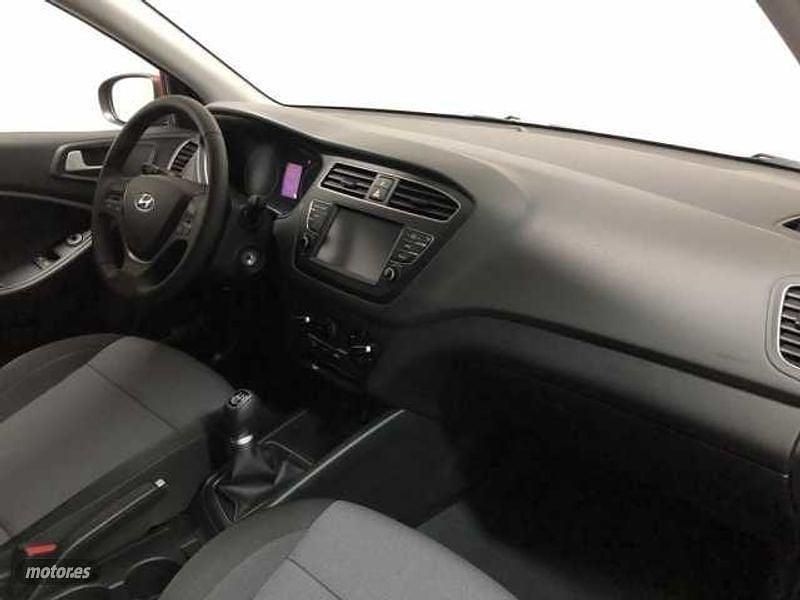 Usado Hyundai i20 100 CV (73 kW) 2020 Rojo Utilitario