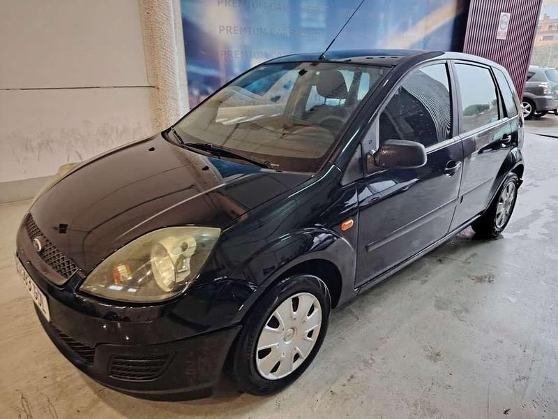 Usado Ford Fiesta Ambiente 68 CV (50 kW) 2008 Negro Utilitario