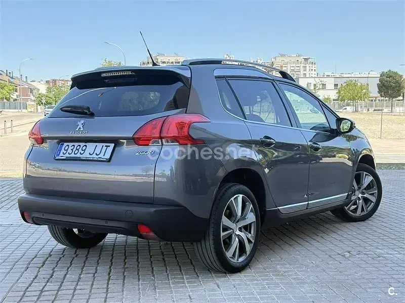 Usado Peugeot 2008 Allure 110 CV (80 kW) 2015 Gris / plata SUV