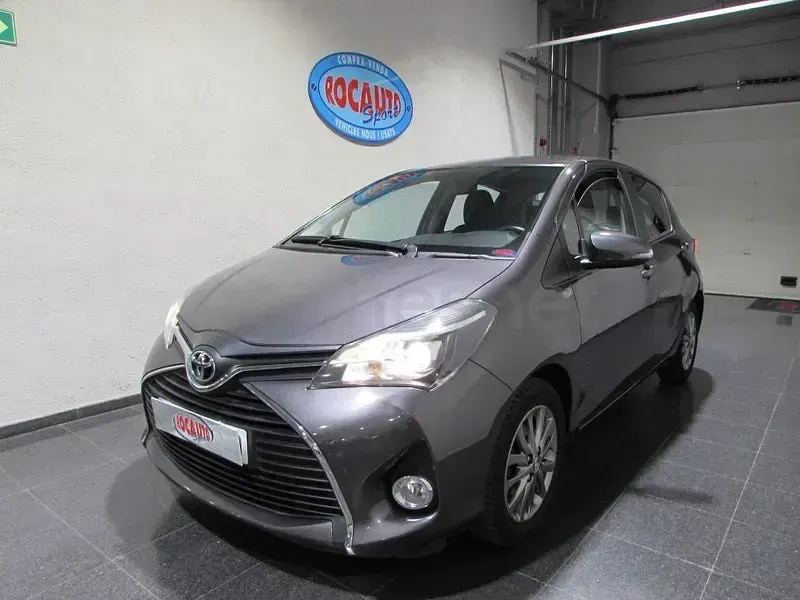 Usado Toyota Yaris Active 99 CV (72 kW) 2016 Gris / plata Berlina