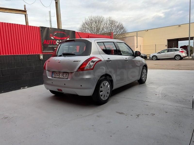 Usado Suzuki Swift GLX 95 CV (69 kW) 2012 Gris / plata Utilitario