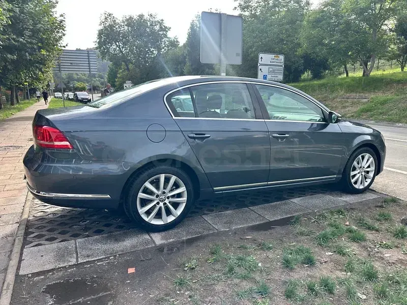 Usado VW Passat Highline 140 CV (102 kW) 2012 Gris / plata Berlina