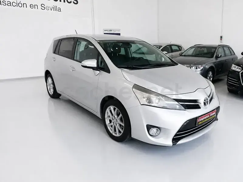 Usado Toyota Verso Comfort 112 CV (82 kW) 2014 Gris / plata Monovolumen