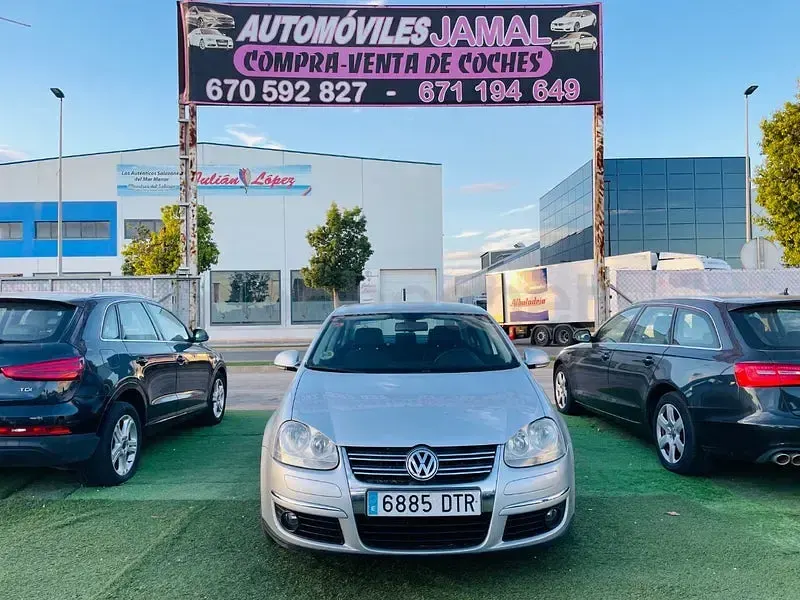 Usado VW Jetta Advance 105 CV (77 kW) 2005 Gris / plata Berlina