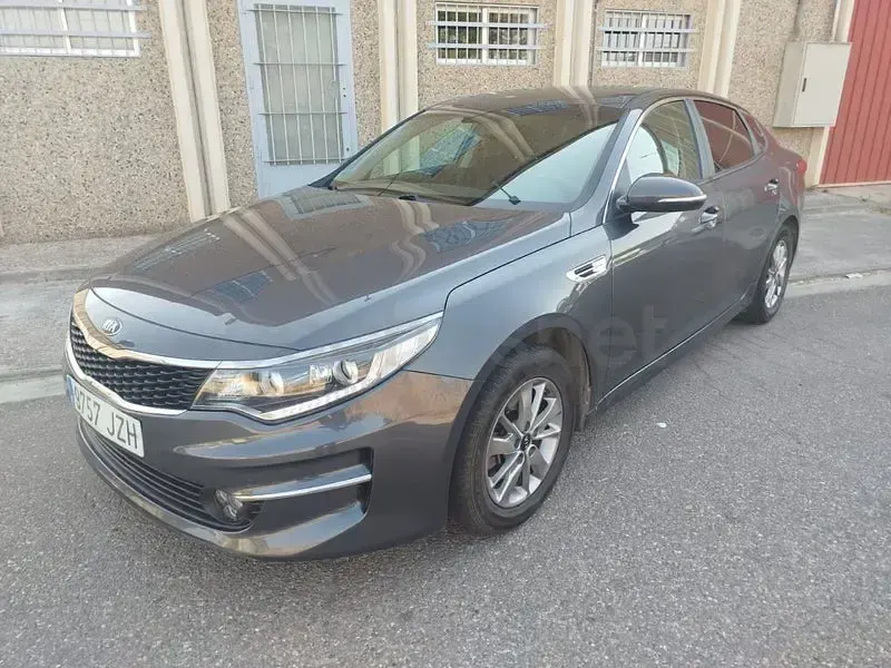 Usado Kia Optima 136 CV (100 kW) 2018 Gris / plata Berlina