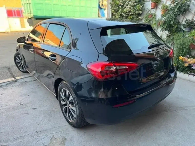 Usado Mercedes A180 116 CV (85 kW) 2021 Negro Berlina