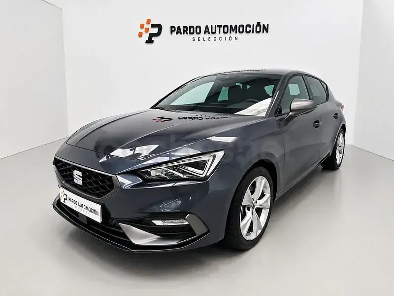Usado Seat Leon FR 150 CV (110 kW) 2023 Gris / plata Berlina