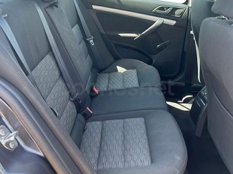 Usado Skoda Octavia 105 CV (77 kW) 2011 Gris / plata Familiar