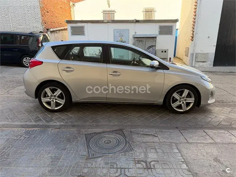 Usado Toyota Auris Advance 124 CV (91 kW) 2015 Gris / plata Familiar