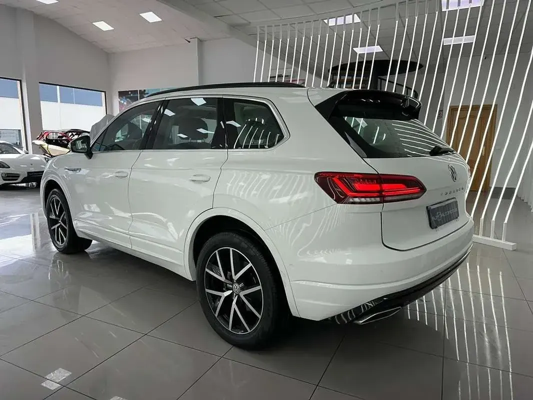 Begagnad VW Touareg R-line 286 HK (210 kW) 2023 Vit SUV
