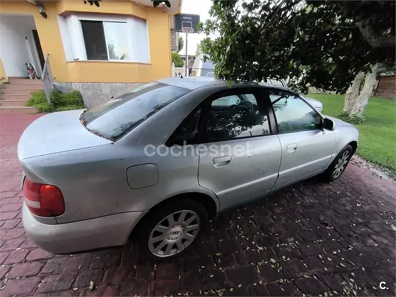 Usado Audi A4 110 CV (80 kW) 1999 Gris / plata Berlina