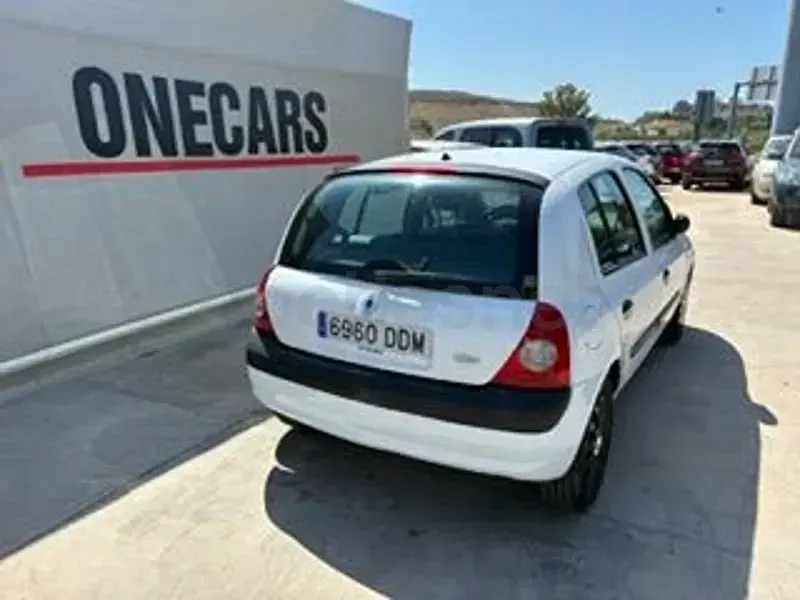 Usado Renault Clio II 70 CV (51 kW) 2005 Blanco Berlina