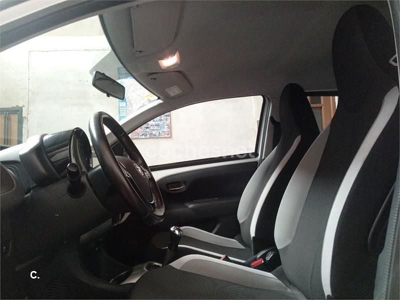 Usado Toyota Aygo X-play 69 CV (50 kW) 2017 Blanco Utilitario